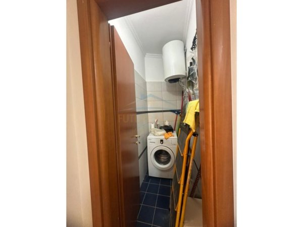 Tirane, jepet me qera zyre Kati 5, 109 m² 800 € (9-Kateshet , Qender)