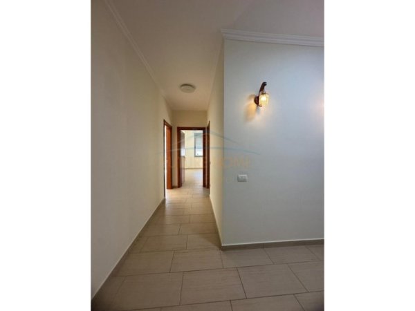 Tirane, jepet me qera zyre Kati 5, 109 m² 800 € (9-Kateshet , Qender)