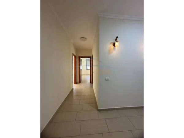 Tirane, jepet me qera zyre Kati 5, 109 m² 800 € (9-Kateshet , Qender)