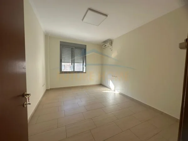 Tirane, jepet me qera zyre Kati 5, 109 m² 800 € (9-Kateshet , Qender)