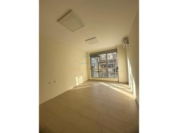 Tirane, jepet me qera zyre Kati 5, 109 m² 800 € (9-Kateshet , Qender)