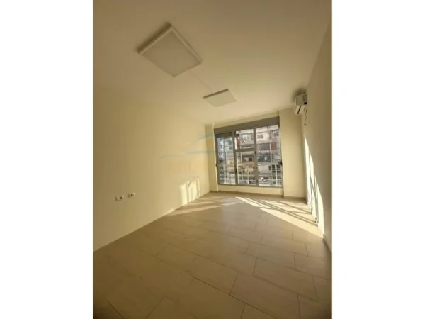 Tirane, jepet me qera zyre Kati 5, 109 m² 800 € (9-Kateshet , Qender)