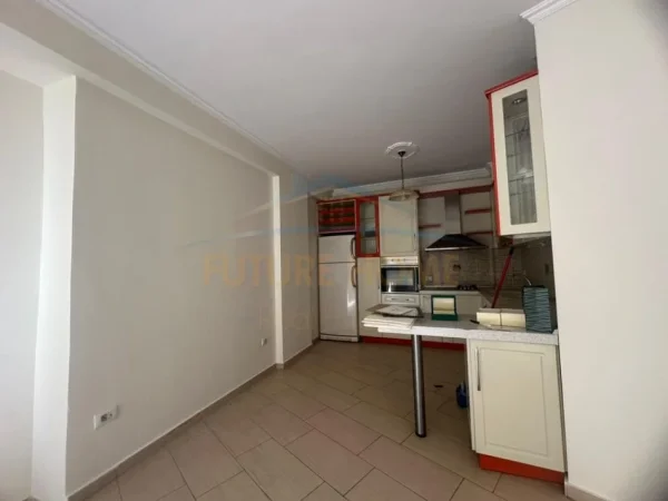 Tirane, jepet me qera zyre Kati 5, 109 m² 800 € (9-Kateshet , Qender)