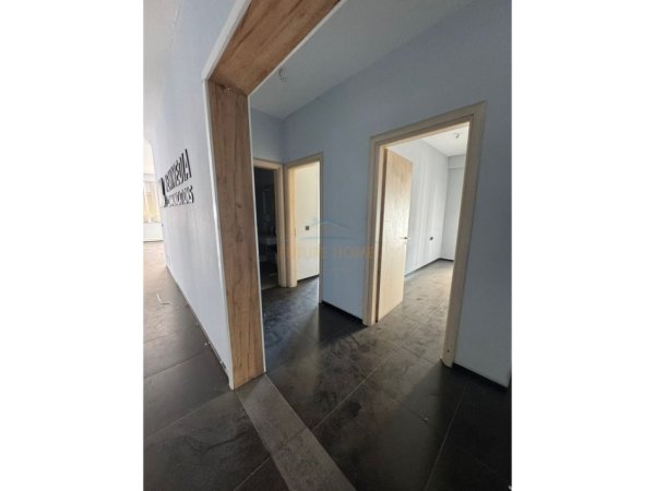 Tirane, jepet me qera zyre Kati 2, 377 m² 5.000 € (Bulevardi Gjergj Fishta)
