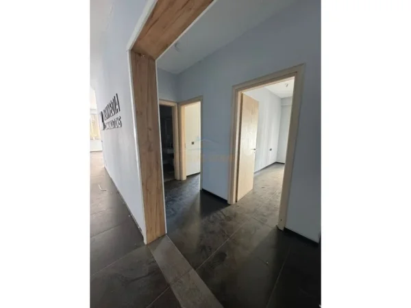 Tirane, jepet me qera zyre Kati 2, 377 m² 5.000 € (Bulevardi Gjergj Fishta)