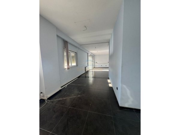 Tirane, jepet me qera zyre Kati 2, 377 m² 5.000 € (Bulevardi Gjergj Fishta)