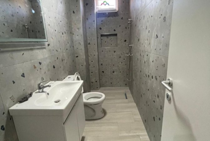 Tirane, jepet me qera apartament 1+1 Kati 1, 70 m² 400 € (Rruga David Selenica)