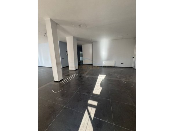 Tirane, jepet me qera ambjent biznesi Kati 2, 377 m² 5.000 € (Bulevardi Gjergj Fishta)