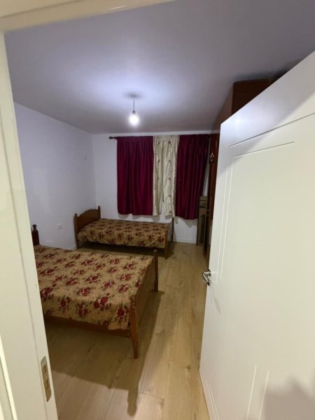 Tirane, jepet me qera apartament 3+1 Kati 4, 550 € (Lord Bajron)