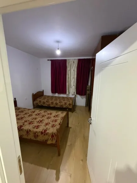 Tirane, jepet me qera apartament 3+1 Kati 4, 550 € (Lord Bajron)