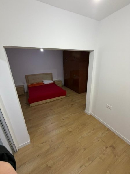 Tirane, jepet me qera apartament 3+1 Kati 4, 550 € (Lord Bajron)