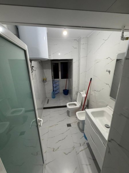 Tirane, jepet me qera apartament 3+1 Kati 4, 550 € (Lord Bajron)