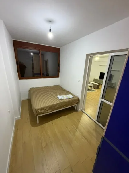 Tirane, jepet me qera apartament 3+1 Kati 4, 550 € (Lord Bajron)