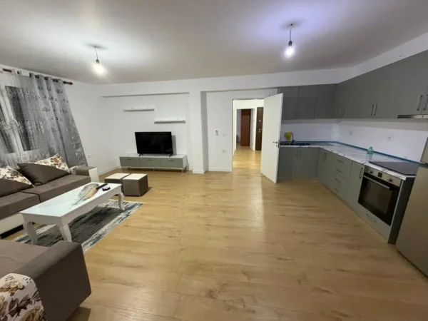 Tirane, jepet me qera apartament 3+1 Kati 4, 550 € (Lord Bajron)