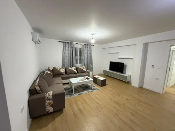 Tirane, jepet me qera apartament 3+1 Kati 4, 550 € (Lord Bajron)