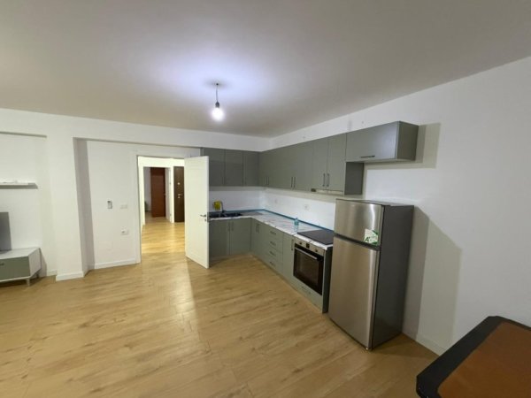 Tirane, jepet me qera apartament 3+1 Kati 4, 550 € (Lord Bajron)