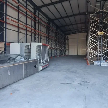 Tirane, jepet me qera magazine Kati 0, 800 m² 3.000 € 