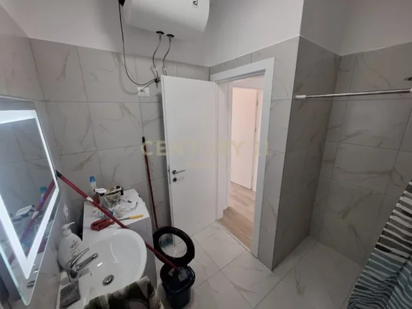 Tirane, jepet me qera apartament 1+1+Ballkon Kati 10, 70 m² 500 € (selite)