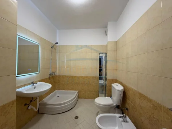 Tirane, shitet apartament 1+1+Ballkon Kati 2, 65 m² 108.000 € (Fresku)