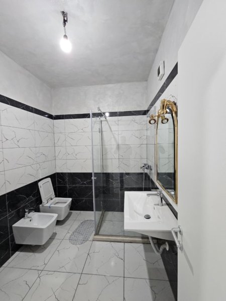 Tirane, shitet apartament 2+1+Ballkon Kati 2, 80 m² (Grand Galeri)