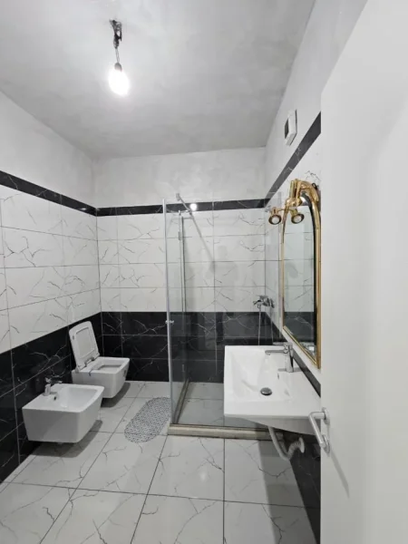 Tirane, shitet apartament 2+1+Ballkon Kati 2, 80 m² (Grand Galeri)