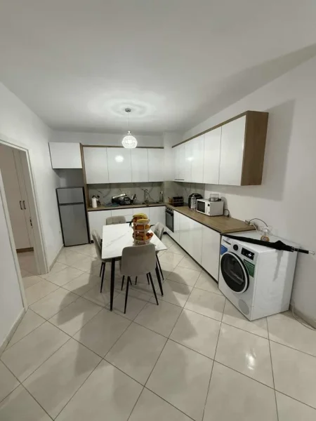 Tirane, jepet me qera apartament 2+1 Kati 4, 110 m² 550 € (astir)