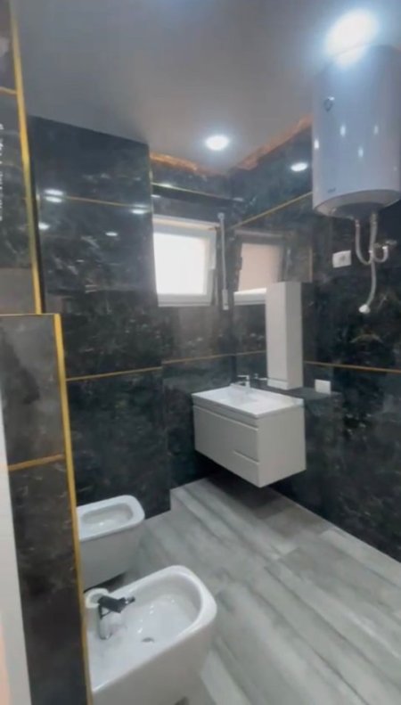 Tirane, jepet me qera apartament 2+1+Ballkon Kati 6, 95 m² 800 € (Pallati i ish Hotel Molla)