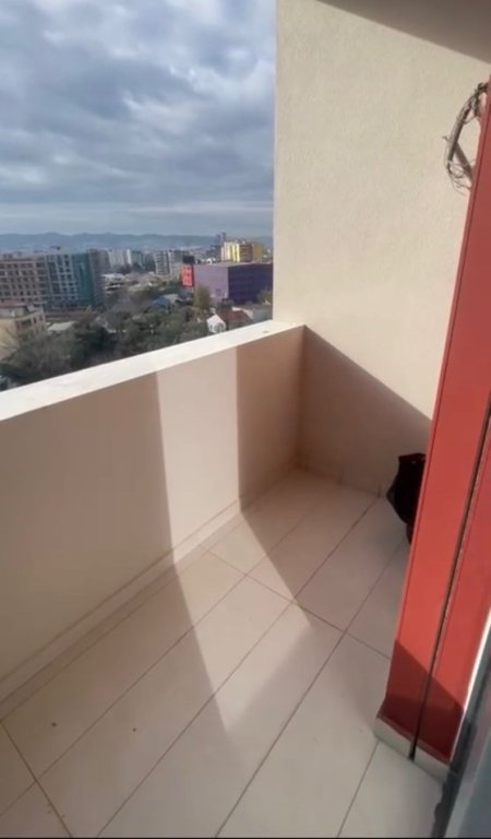 Tirane, jepet me qera apartament 2+1+Ballkon Kati 6, 95 m² 800 € (Pallati i ish Hotel Molla)