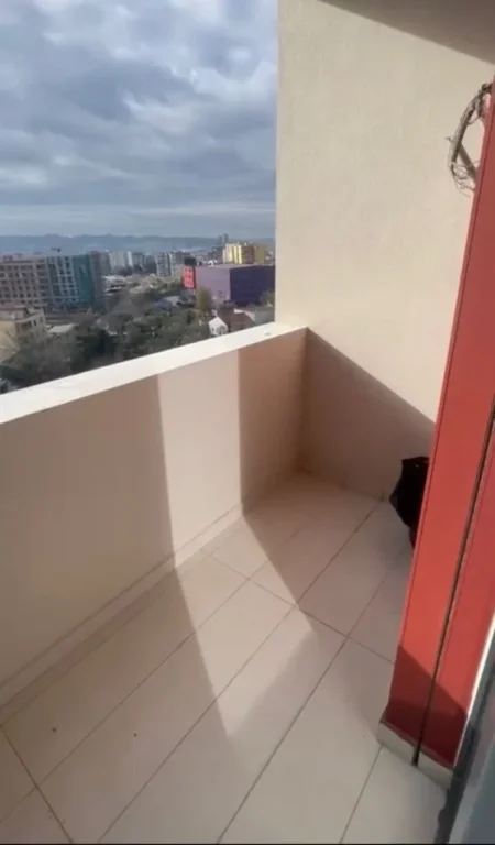 Tirane, jepet me qera apartament 2+1+Ballkon Kati 6, 95 m² 800 € (Pallati i ish Hotel Molla)