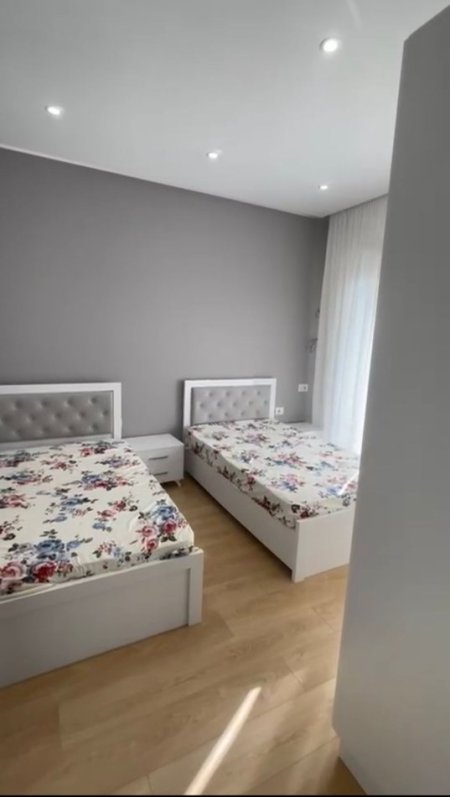 Tirane, jepet me qera apartament 2+1+Ballkon Kati 6, 95 m² 800 € (Pallati i ish Hotel Molla)
