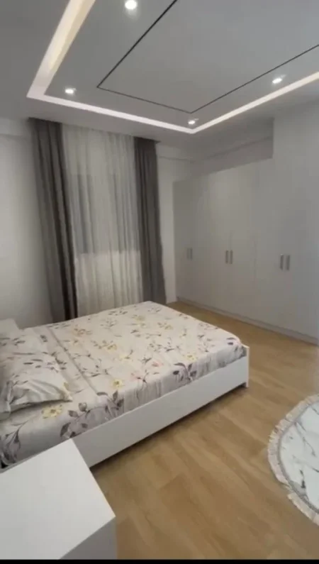 Tirane, jepet me qera apartament 2+1+Ballkon Kati 6, 95 m² 800 € (Pallati i ish Hotel Molla)