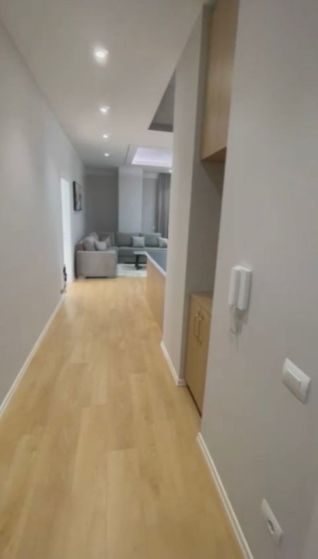 Tirane, jepet me qera apartament 2+1+Ballkon Kati 6, 95 m² 800 € (Pallati i ish Hotel Molla)