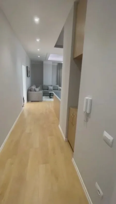 Tirane, jepet me qera apartament 2+1+Ballkon Kati 6, 95 m² 800 € (Pallati i ish Hotel Molla)