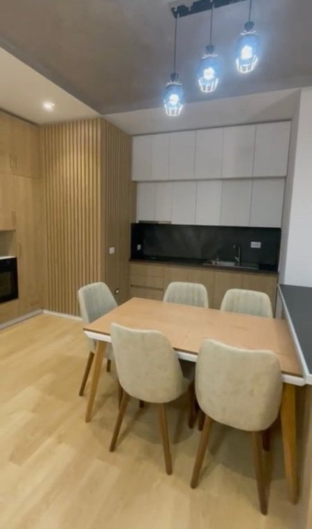 Tirane, jepet me qera apartament 2+1+Ballkon Kati 6, 95 m² 800 € (Pallati i ish Hotel Molla)