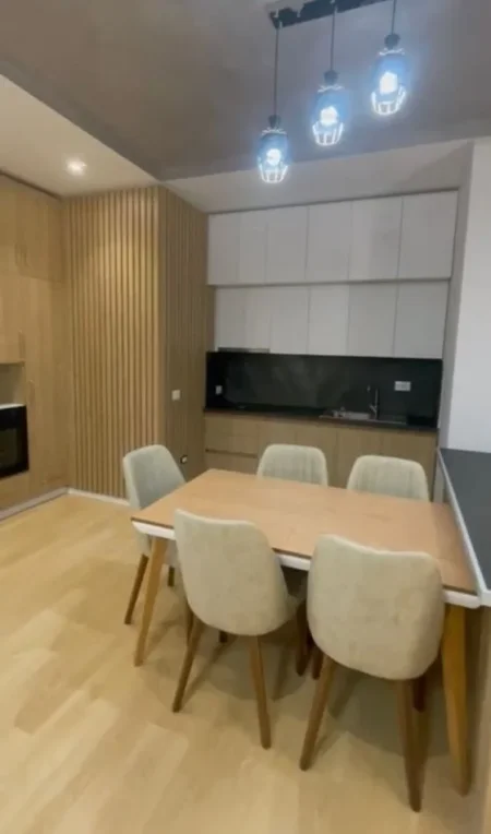 Tirane, jepet me qera apartament 2+1+Ballkon Kati 6, 95 m² 800 € (Pallati i ish Hotel Molla)