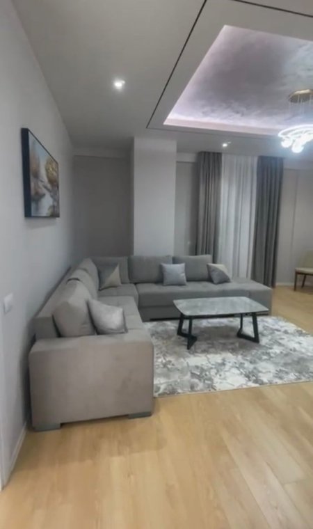 Tirane, jepet me qera apartament 2+1+Ballkon Kati 6, 95 m² 800 € (Pallati i ish Hotel Molla)