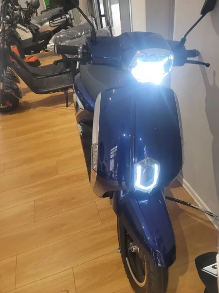 Tirane, shes motor Motorr elektrik , e kuqe 1.100 €