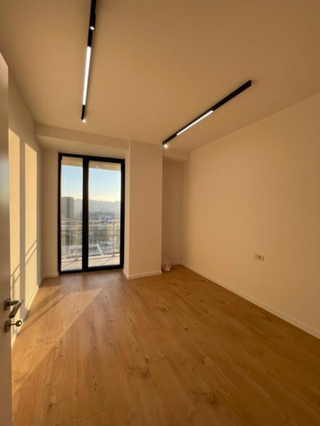 Tirane, jepet me qera zyre Kati 11, 93 m² 1.000 € (Golden Tower)