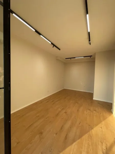 Tirane, jepet me qera zyre Kati 11, 93 m² 1.000 € (Golden Tower)