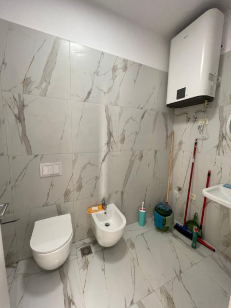 Tirane, jepet me qera zyre Kati 11, 93 m² 1.000 € (Golden Tower)