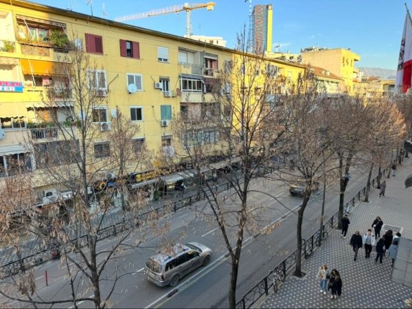 Tirane, jepet me qera zyre Kati 3, 17 m² 320 € (Rruga e Durresit)