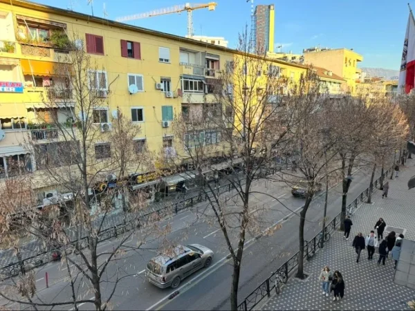 Tirane, jepet me qera zyre Kati 3, 17 m² 320 € (Rruga e Durresit)