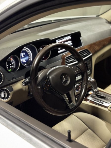 Tirane, shitet makine C250 1.8 EVO TURBO, C Class Benz Mercedes (TELEFONON PER CMIMIN) Benzin, e bardhë automatik Klima 220.000 km