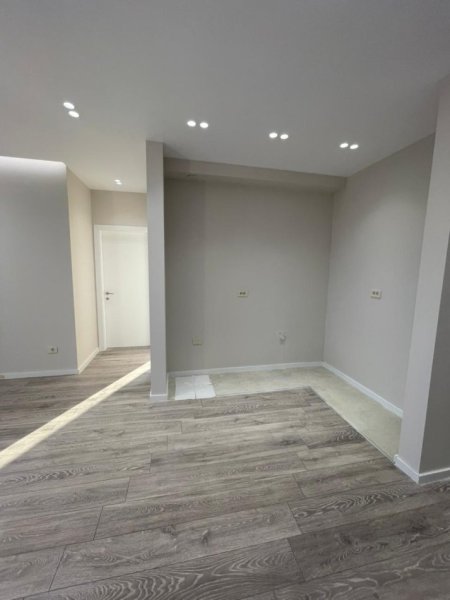 Tirane, jepet me qera zyre Kati 11, 92 m² 1.000 € (Golden Tower)