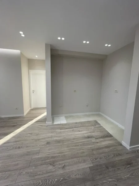 Tirane, jepet me qera zyre Kati 11, 92 m² 1.000 € (Golden Tower)