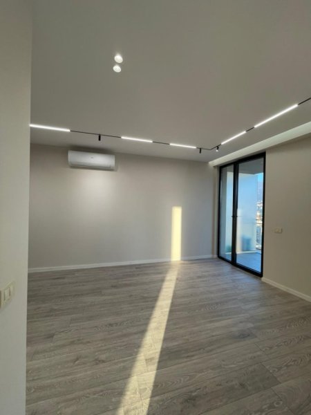 Tirane, jepet me qera zyre Kati 11, 92 m² 1.000 € (Golden Tower)