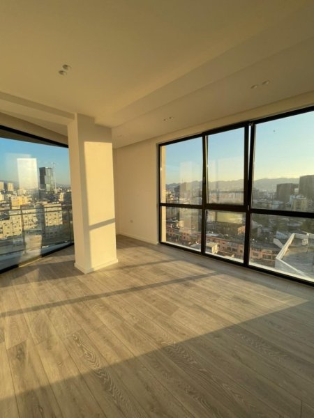 Tirane, jepet me qera zyre Kati 11, 92 m² 1.000 € (Golden Tower)