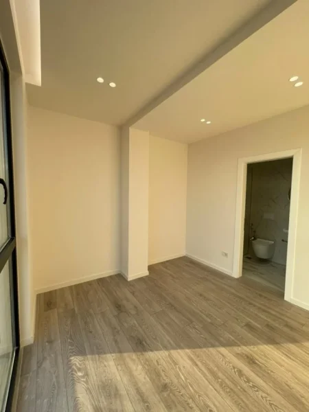 Tirane, jepet me qera zyre Kati 11, 92 m² 1.000 € (Golden Tower)