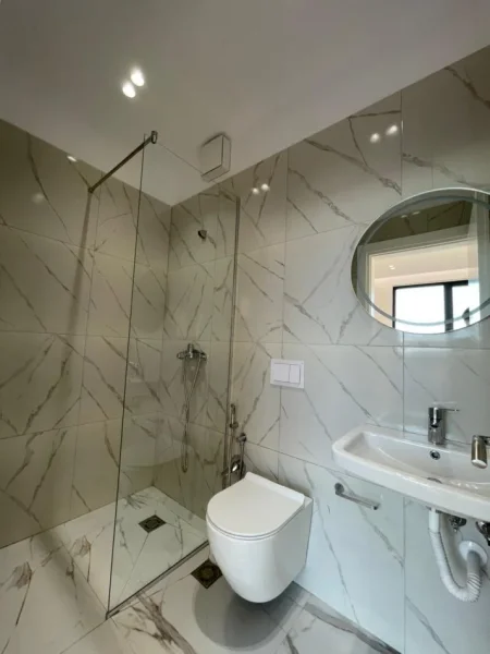 Tirane, jepet me qera zyre Kati 11, 92 m² 1.000 € (Golden Tower)