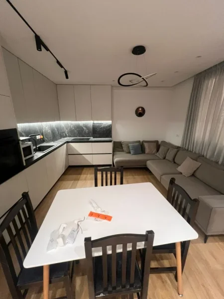 Tirane, shitet apartament 2+1+Ballkon Kati 2, 83 m² 150.000 € (Fusha aviacionit)